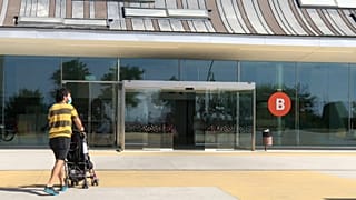 Un hombre entra con un carrito en el hospital Sant Jan de Déu