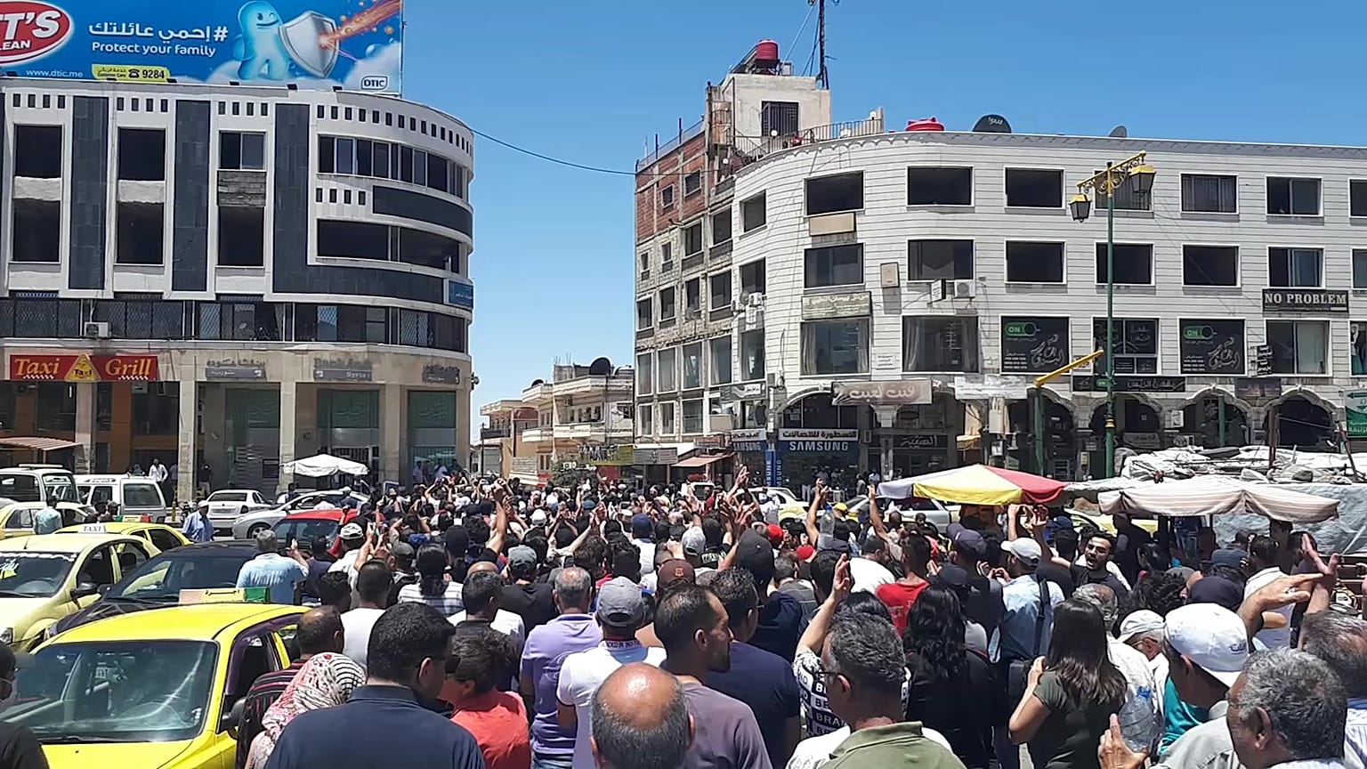 سوريون في السويداء يتظاهرون ضدّ النظام واحتجاجاً على الحالة الاقتصادية
