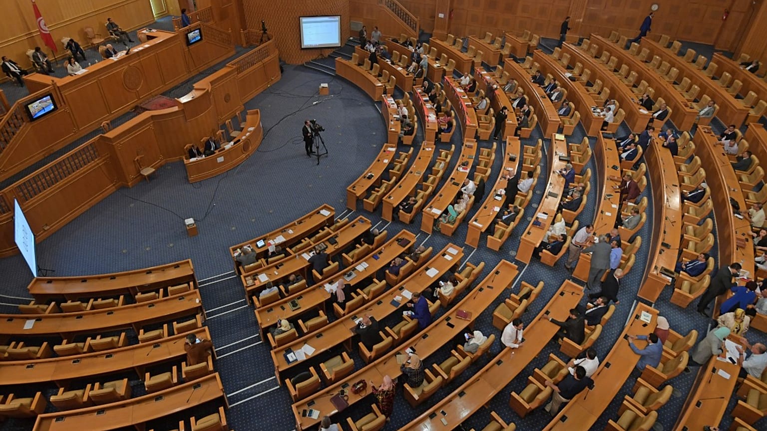 أعضاء البرلمان التونسي يتداولون النقاش يوم 2020/06/03