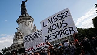 Το Παρίσι τιμά τη μνήμη του Τζόρτζ Φλόιντ