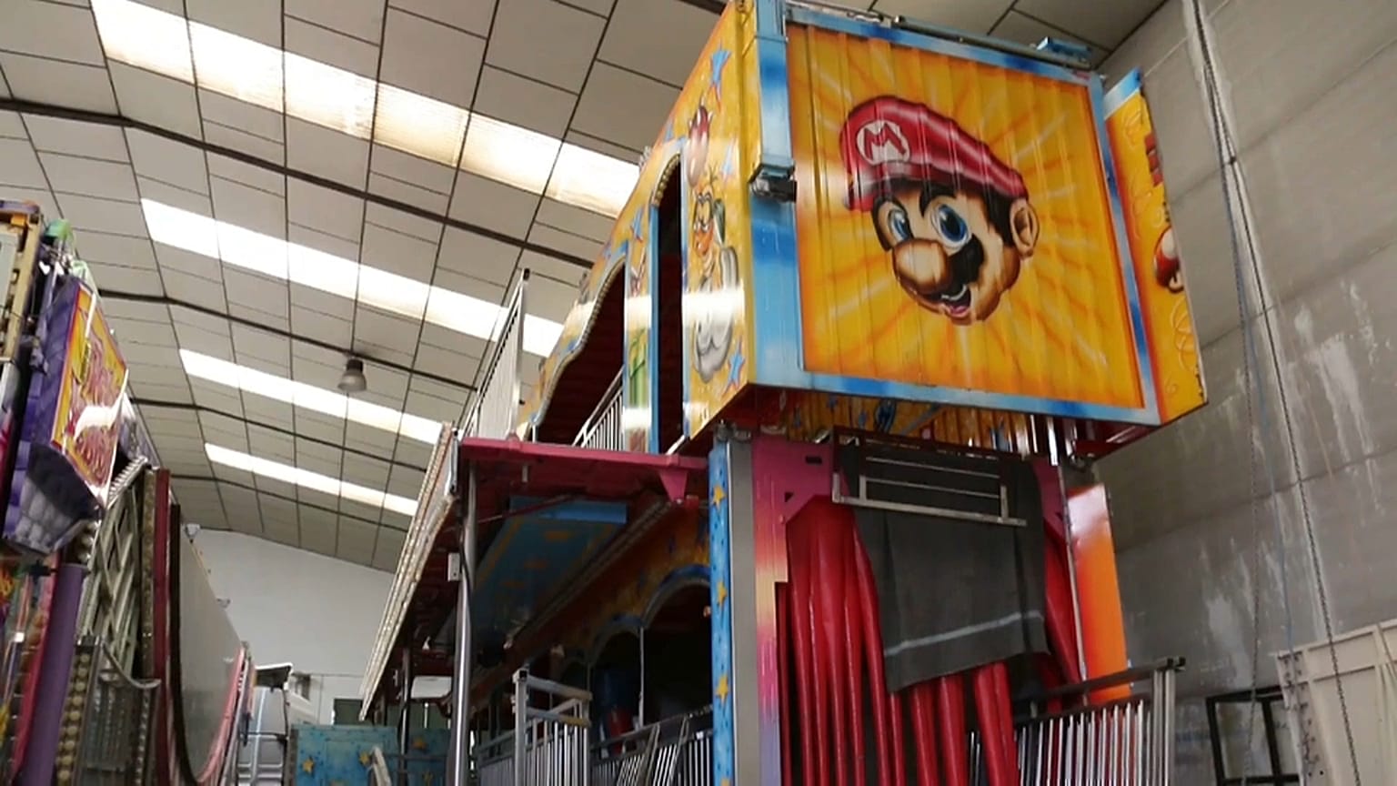Las atracciones paradas en los almacenes de los feriantes
