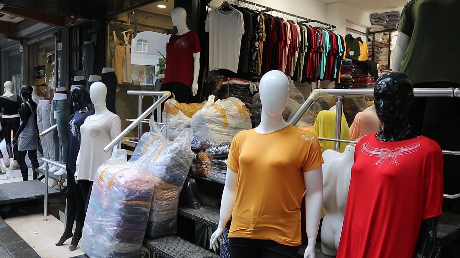 Güngören'de tekstil dükkanları yeniden kapılarını açtı