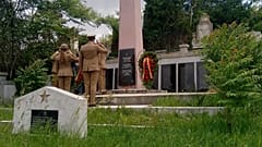 Rumänische Soldaten legen Kränze nieder vor dem Denkmal der Soldaten der Roten Armee.