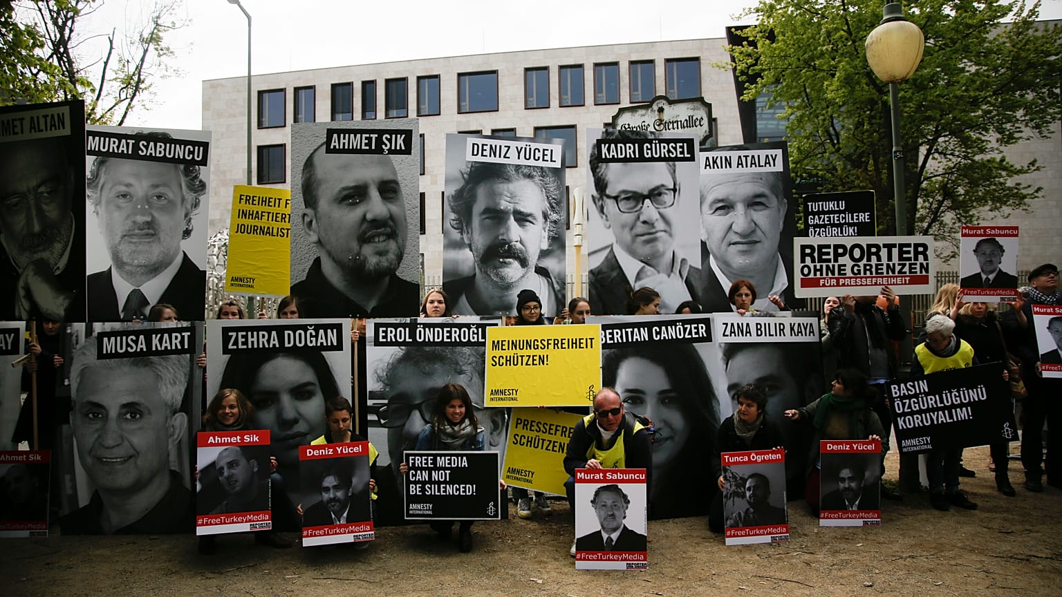 3 Mayıs Dünya Basın Özgürlüğü dolayısıyla 2017 yılında Türkiye'nin Berlin Büyükelçiliği önünde hapisteki gazetecilerin serbest bırakılması için gösteri yapıldı.
