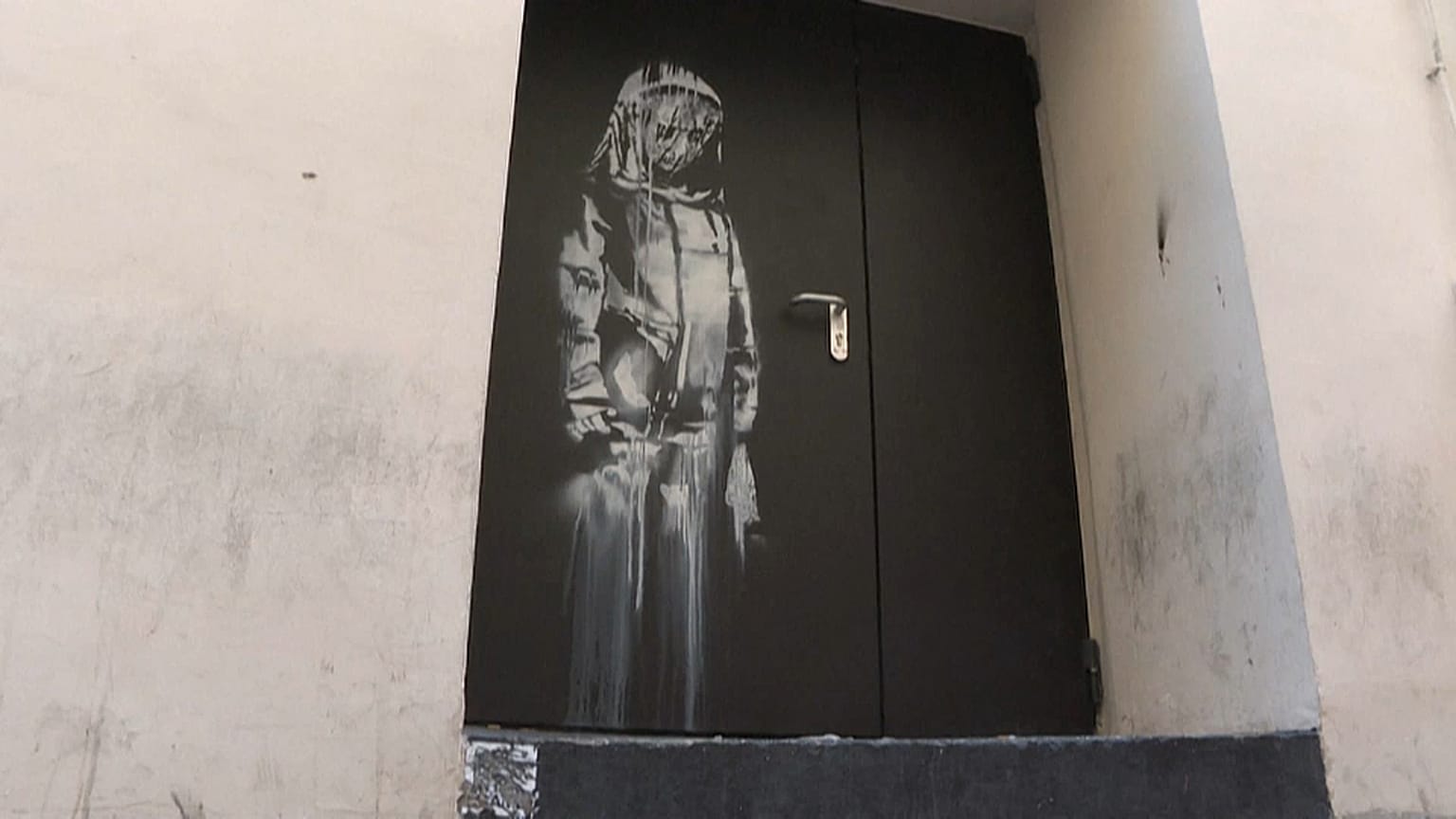Dal Bataclan all'Abruzzo: il viaggio del 'Banksy trafugato'