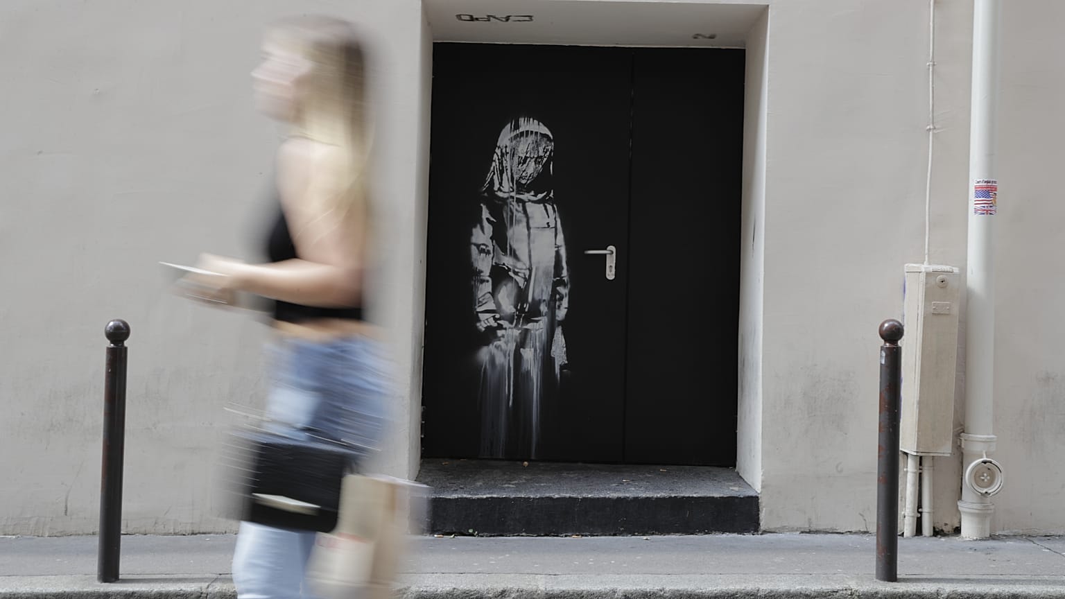 Banksy'ye ait olduğu sanılan "Üzgün genç kız" adlı eser
