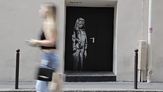 Banksy'ye ait olduğu sanılan "Üzgün genç kız" adlı eser