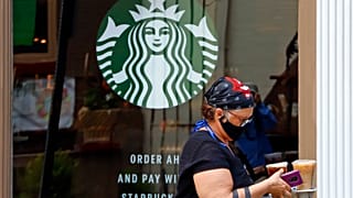 Caffè, il bicchierone di Starbucks è mezzo pieno