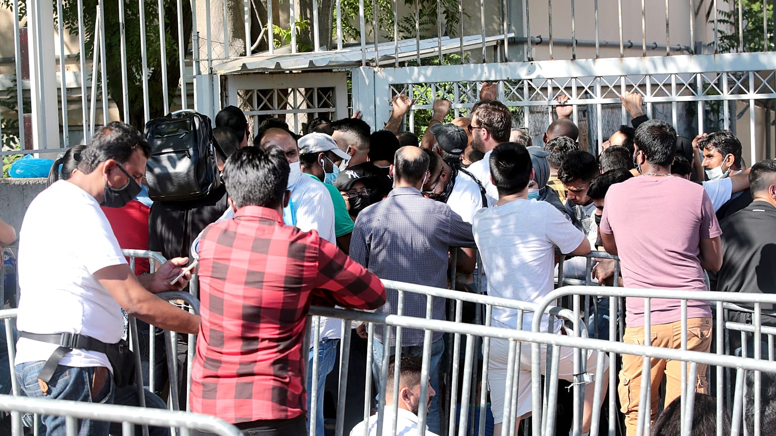 Αλλοδαποί συνωστίζονται έξω από την κεντρική Υπηρεσία Ασύλου, στην οδό Κατεχάκη
