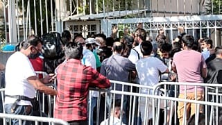 Αλλοδαποί συνωστίζονται έξω από την κεντρική Υπηρεσία Ασύλου, στην οδό Κατεχάκη