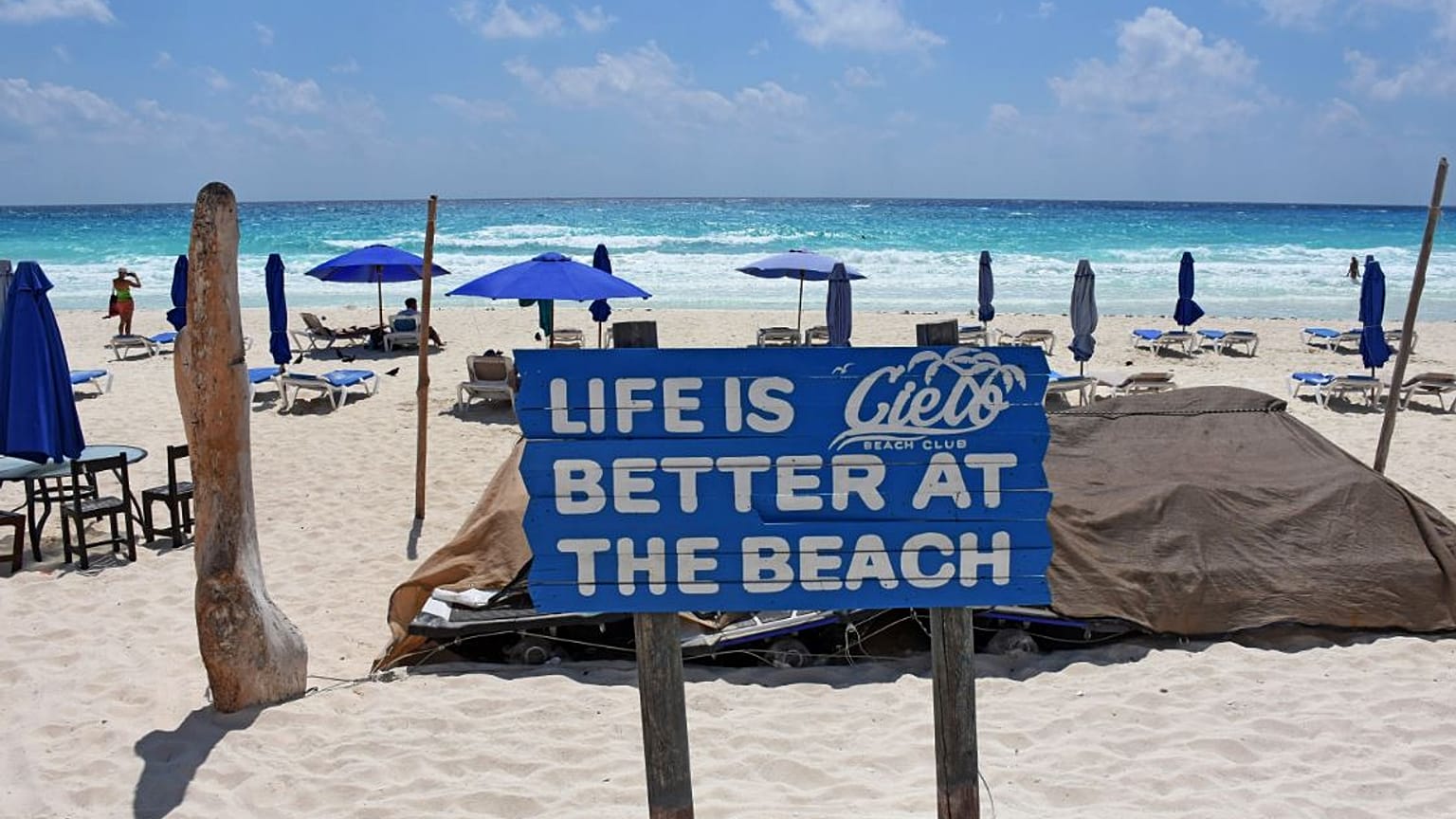 Playa de Cancún casi vacía