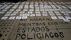 Nomes de vítimas de violência policial à porta da Embaixada dos EUA na Cidade do México e a frase "Não haverá paz enquanto existirem Estados policiais"