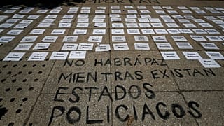 Nomes de vítimas de violência policial à porta da Embaixada dos EUA na Cidade do México e a frase "Não haverá paz enquanto existirem Estados policiais"