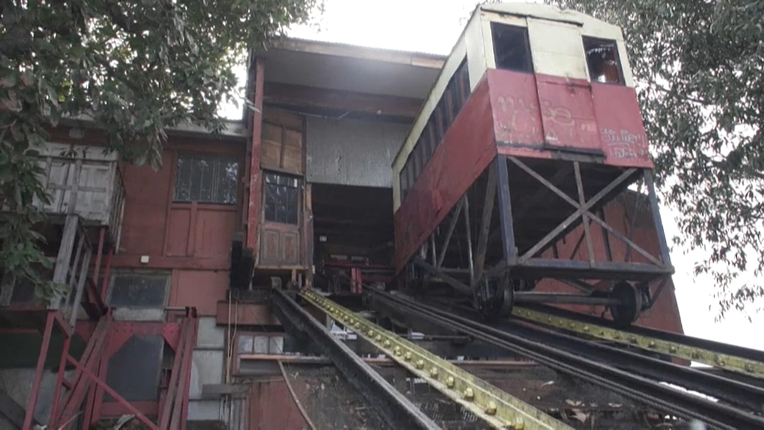 Uno de los ascensores parados por la pandemia de Valparaíso, Chile