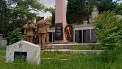 Romanya'da yanlışlıkla Kızıl Ordu askerlerine adanmış bir anıta çelenk bırakan ordu mensupları