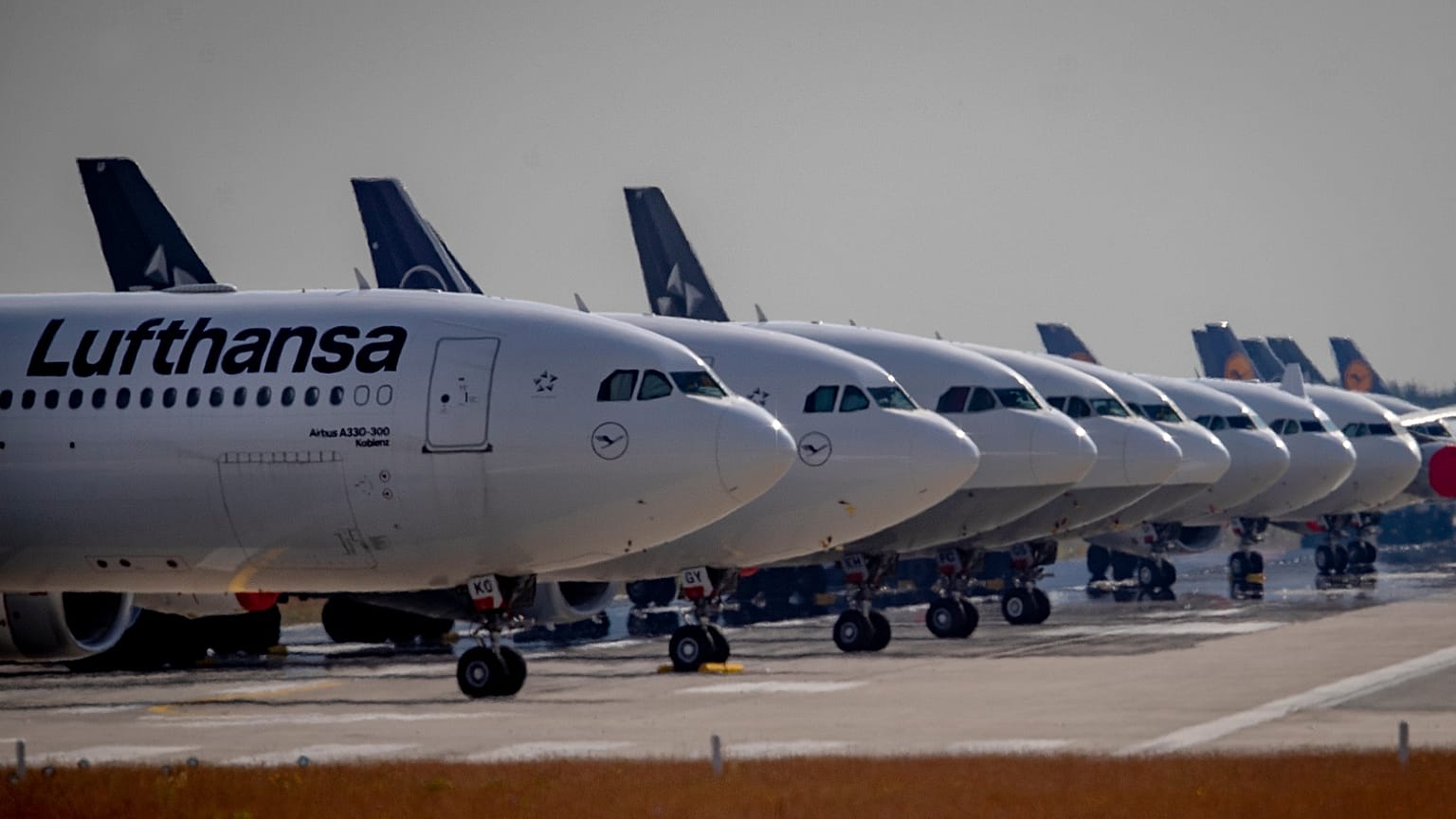 Lufthansa, 22 bin personeli işten çıkarmak zorunda kalabileceğini duyurdu
