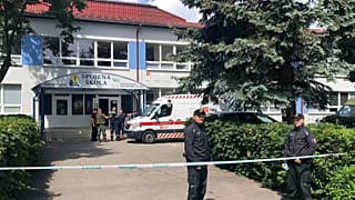 Rendőrök zárták le az iskola környékét Ruttka városában