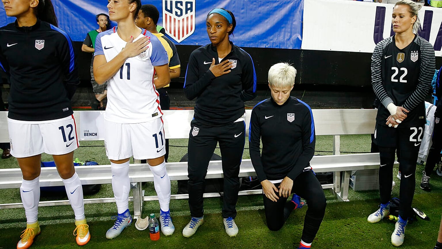 Megan Rapinoe, com Christen Press (12), Ali Krieger (11), Crystal Dunn (16) e Ashlyn Harris (22), antes de um jogo dos EUA contra a seleção dos Países Baixos