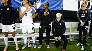 Megan Rapinoe, com Christen Press (12), Ali Krieger (11), Crystal Dunn (16) e Ashlyn Harris (22), antes de um jogo dos EUA contra a seleção dos Países Baixos