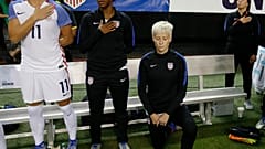 Rapinoe (r.) kniet im September 2016 während der Hymne.