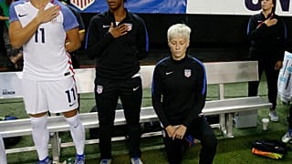 Rapinoe (r.) kniet im September 2016 während der Hymne.