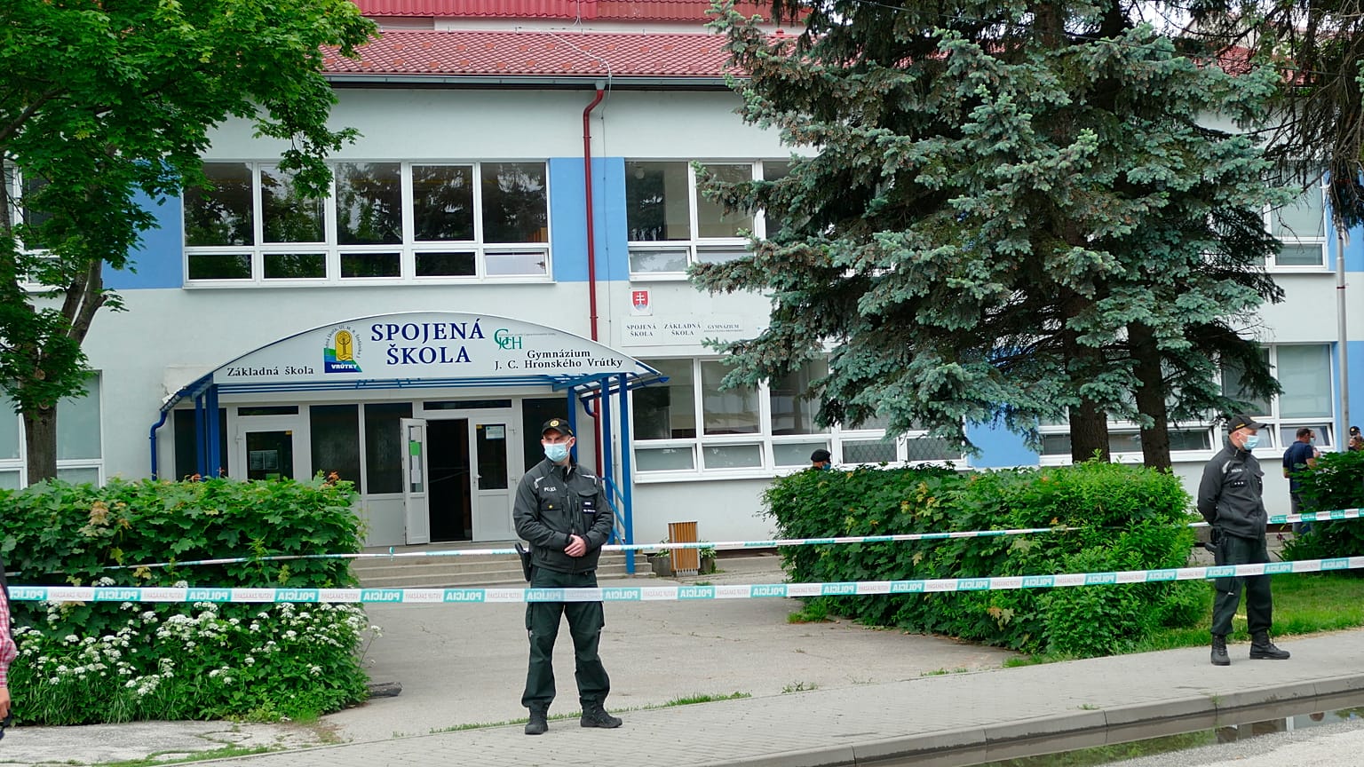 Пострадавшая от нападения школа в Словакии