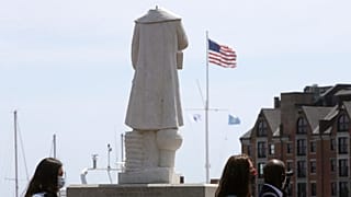La statua di Cristoforo Colombo decapitata, in un parco sul lungomare vicino al quartiere italiano del North End, a Boston, in Massachusetts