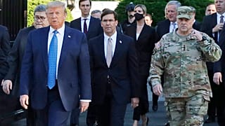 ABD Genel Kurmay Başkanı Mark Milley sürpriz kilise ziyaretinde Trump'ın yanında yürümüştü