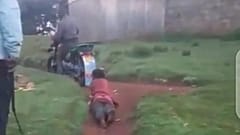 Kenya'da bir kadını motorsiklete bağlayarak sürükleyen 3 polis tutuklandı.