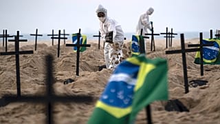 Un faux cimetière de victimes du Covid-19 sur la plage de Copacabana au Brésil