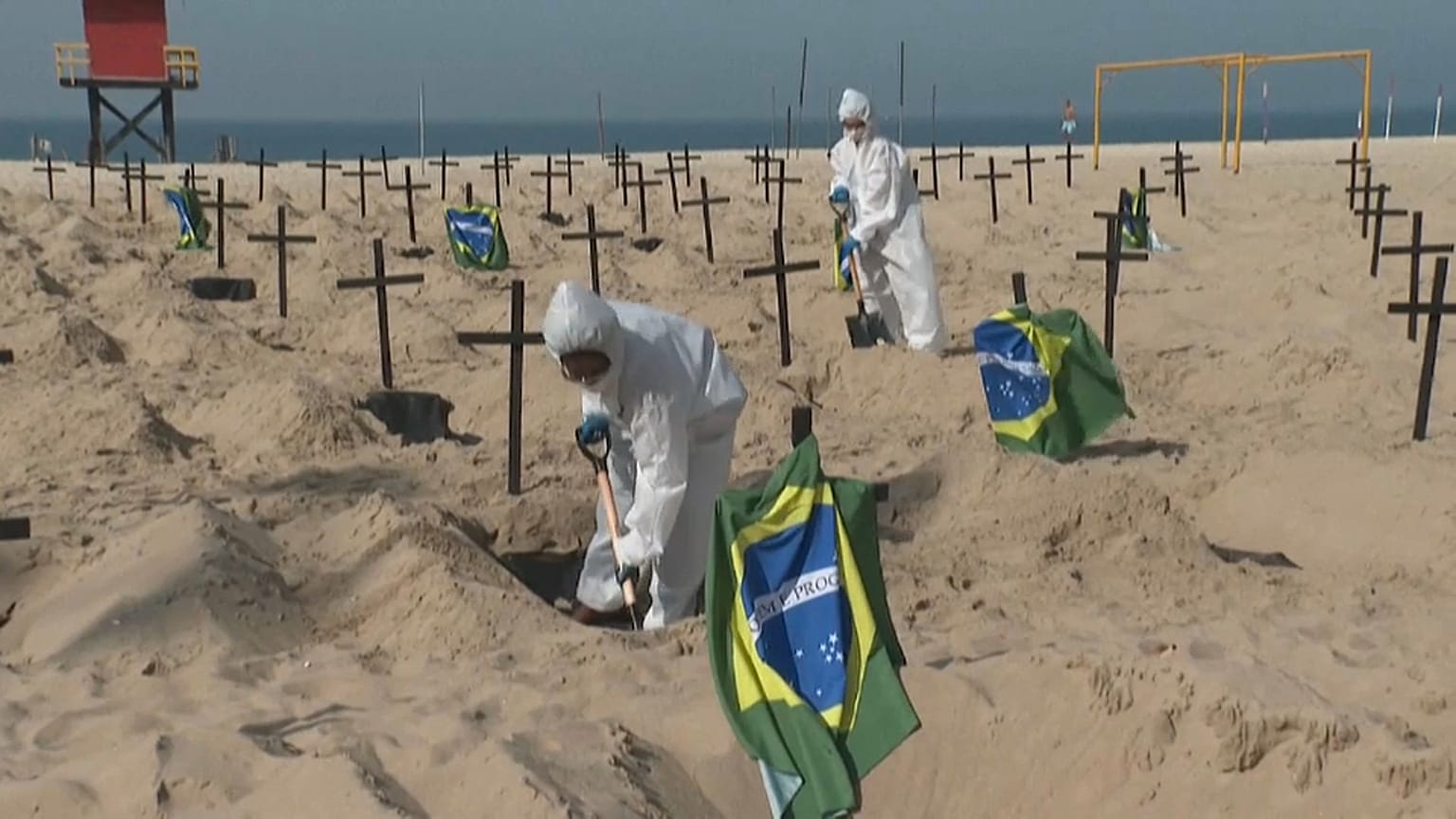 Activistas abren tumbas en la playa de Copacabana