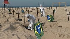Activistas abren tumbas en la playa de Copacabana