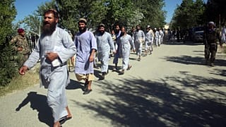 گروهی از زندانیان طالبان که توسط دولت افغانستان از زندان بگرام آزاد شدند