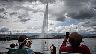 Zuschauer applaudieren bei Wiederinbetriebnahme des Jet d'Eau