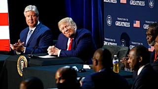 Donald J. Trump amerikai elnök mosolyog egy texasi konferencián 2020. június 11-én