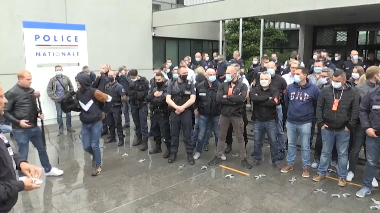 Streit um Polizeigewalt: Beamte legen Handschellen nieder