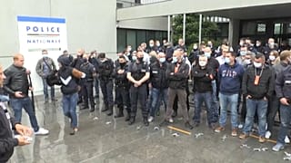 Des policiers français manifestent contre les accusations de racisme