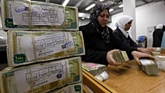 صورة أرشيفية لموظفة تعد أموالا في البنك المركزي السوري