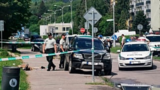 Rendőrök az észak-szlovákiai Ruttka (Vrútky) egyik általános iskolájában elkövetett késelés helyszínén 2020. június 10-én.