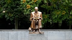 La statua dedicata a Milano al giornalista Indro Montanelli di cui i Sentinelli chiedono la rimozione 