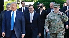 Útban a Szent János templom felé: William Barr (szemüvegben), Donald Trump, Mark Esper és Mark Milley