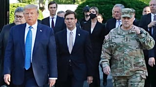 Útban a Szent János templom felé: William Barr (szemüvegben), Donald Trump, Mark Esper és Mark Milley