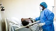 طبيب يفحص مريضًا مصابًا بكورونا في مستشفى جامعة فان في داكار، 13 مايو 2020