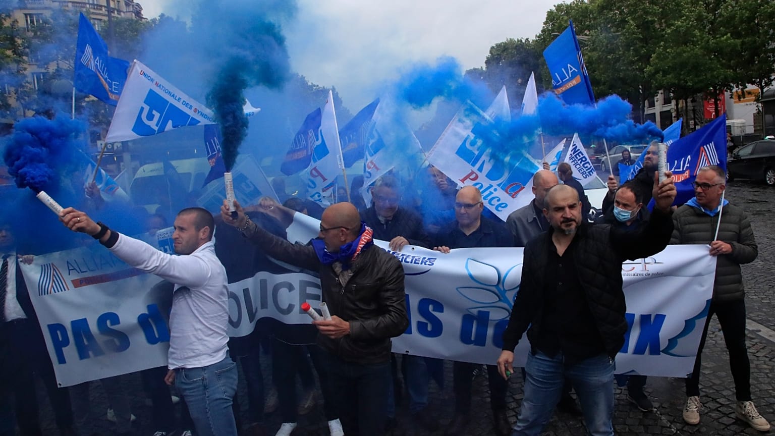 Des policiers du syndicat Alliance manifestent après l'interdiction de la méthode de la clé d'étranglement, le 12 juin 2020