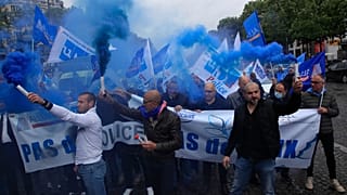 Des policiers du syndicat Alliance manifestent après l'interdiction de la méthode de la clé d'étranglement, le 12 juin 2020