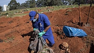Copacabana Plajı'ndaki koronavirüsten ölen ülkedeki 40 bin kişiyi temsil eden mezarlar.