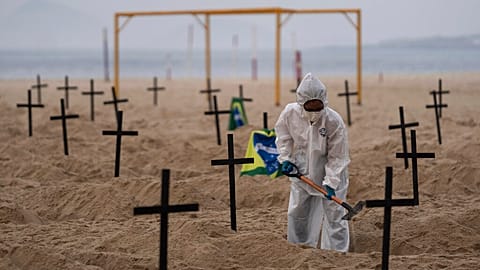 Kreuze an der Copacabana: Protest gegen Bolsonaros Corona-Politik