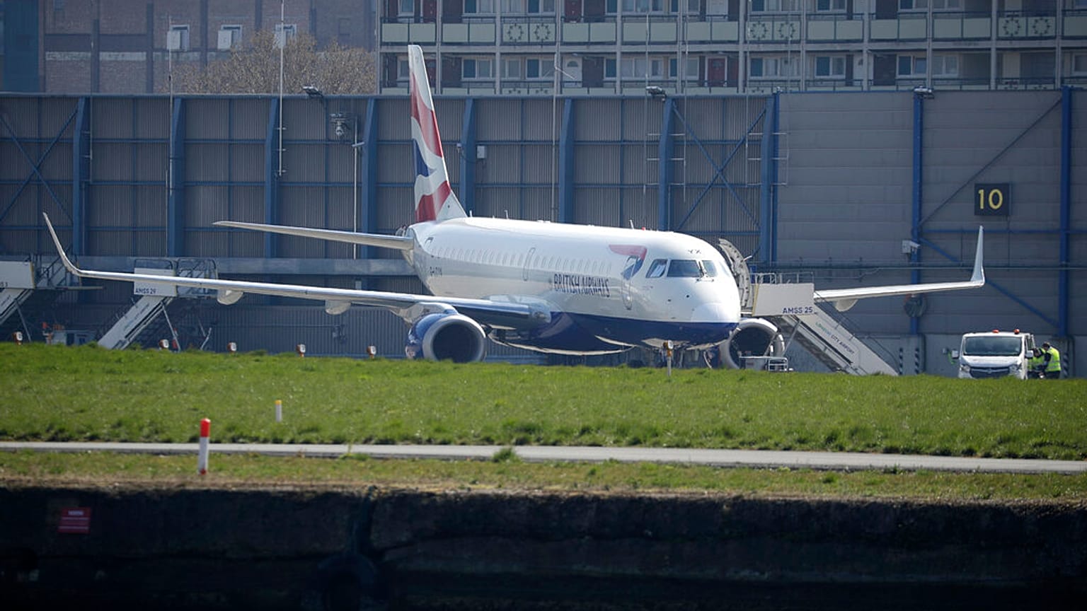 Cieli proibiti a Londra: 3 compagnie aeree denunciano il governo inglese