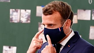 Emmanuel Macron francia elnök arcmaszkot visel a Valeo gyárban, Etaples városában 2020. május 26-án