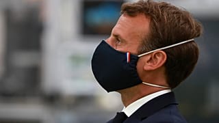 El presidente francés Emmanuel Macron usando una máscara facial protectora, mientras visita una fábrica en Etaples, norte de Francia, el 26 de mayo de 2020.